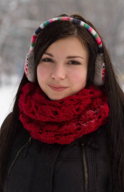 güzel genç kız açık havada, karlı bir kış günü bir yürüyüş