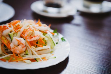 Vietnamca salata haşlanmış karides, kereviz, lahana ve fıstık tepesi ile. Geleneksel mutfağı ile Çin restoranında lezzetli renkli yemek. Lezzetli ve sağlıklı doğal gıda vitamin ile