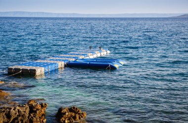 Brela, Hırvatistan-26 Haziran, 2017:Inflatable tekneleri ve dalış için iskele. Yaz tatili için güzel seyahat hedef. Popüler turistik aktiviteler sahilde tatil eğlence için