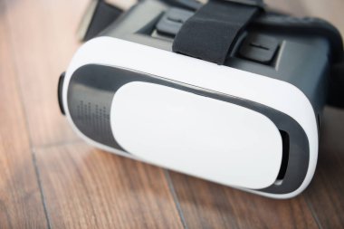 Smartphone oynamak mobil oyunlar uygulamalar için modern vr kulaklık. Akıllı telefon için taşınabilir artar gerçeklik kask. 3d sanal gerçeklik gözlük kulaklık ile modern mobil oyun uygulamalar oynamak