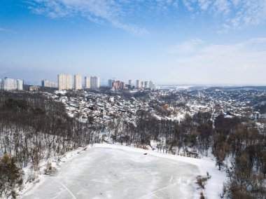 Kiev, Ukrayna -10 Mart, 2018: Hava dron fotoğraf Kiev Goloseevski Park ormanda. Karlı kış manzara Ukrayna quadrocopter havai çekim.