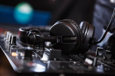 Moskova - 26 Mart, 2017: Dinle ve mix müzik Vinil kayıtlardan için yüksek kaliteli Sennheiser dj kulaklık. Elektrik santrali vinil Pazar satışı ile müzik DJ'ler için ses kayıtları