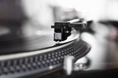 Pikap vinil kayıtları oyuncu analog kayıt disk müzik ile oynuyor. Yakın çekim, iğne kartuş pikap kafası üzerinde odaklan. Kazı-kazan şarkıları dj ses ekipmanları. HiFi ses donanımları
