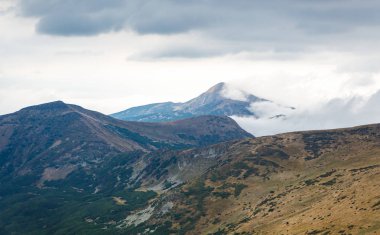 Dramatik bulutlar dağ silsilesi Karpat mountain Park Batı Ukrayna üzerinden. Aktif Turizm için seyahat hedef