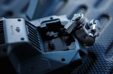 Kiev - 3 Nisan, 2018: kırık ile DJI indeks işlem Mavic Pro dron ihtiyacı onarım ve profesyonel hizmet. Düzeltme dronlar kamera kazadan sonra. Quadro helikopter kazadan sonra Kapat