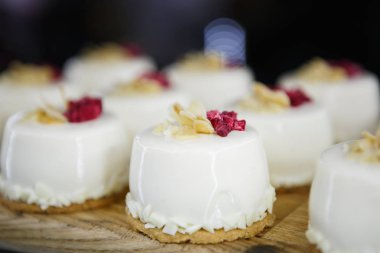 Lezzetli ahududu fincan kek Restoran buzdolabında. Bu lezzetli küçük tatlı kahve molası öğle yemeği için deneyin. Doğal malzemelerle yiyecek. Ücretsiz Gluten