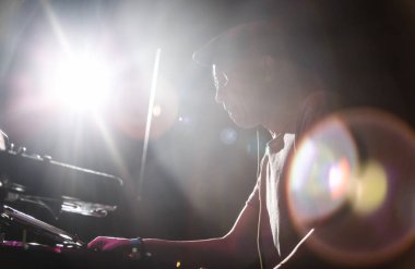 Kiev-4 Temmuz, 2018: Ünlü davul ve bas disk jokey Ltj Bukem canlı müzik gece kulübünde sahnede ayarla