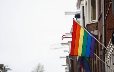 Gökkuşağı eşcinsel gurur sembolü. Lgbt topluluk çubuğunda Amsterdam.European özgürlük, eşitlik ve hoşgörü kavramı eşcinsel ve transgener insanlar için renkli bayrak.