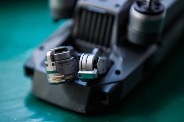 Kiev, Ukrayna-20 Nisan: kırık ile DJI indeks işlem Mavic Pro video kamera gimbal. Quadro helikopter aygıtın reapirs kazadan sonra gerekli. Profesyonel hava dron yeni yedek parçaları ile düzeltilmesi gerekir 