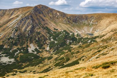 Ukrayna güzel dağ park. Carpahtian dağlar bulutlu mavi gökyüzü altında. Güney Avrupa'nın etkin yürüyüş turları için popüler bir yer