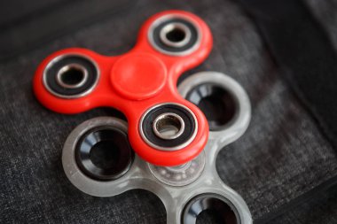 Parmak spinner oyuncak yatakları üzerinde. Süper popüler iplik aygıt. Topluca spinners ile oynarken zevk. Serin plastik Gadget eğlenmek için döner. Güzel mekanik karşı oyun