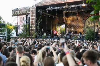 Moskova-21 Temmuz 2017: rap şarkıcı T-Fest büyük seyirci önünde sahnede sahne. Büyük açık müzik konseri. Açık hava etkinliği