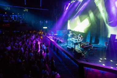 Moskova-3 Haziran, 2015: profesyonel hip hop dj Anatoly buz ve kemancı Felix lahuti Duo müzik salonu sahnesinde oyun seti