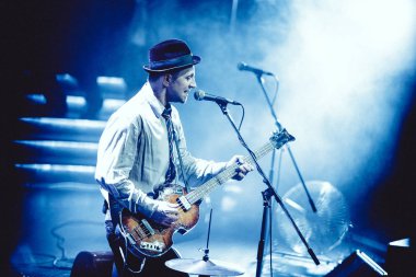 Moskova - 21 Şubat 2015: Billys Band Rock konseri müzik salonunda. Ünlü blues ve rock ve roll grubu canlı sahne alanı'nda ayarla gerçekleştirme.