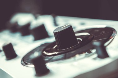 Profesyonel MIDI denetleyicisi için parti dj ve müzik yapımcısı. Oynamak ve parça ile modern ses ekipmanları remix. Fader ve regülatörleri kontrol birimi ve ses efektleri için odaklanmak