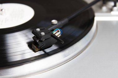  müzikal vinil kaydı ile pikap oyuncu. dj, gece kulübü ve retro bir tema için yararlı.