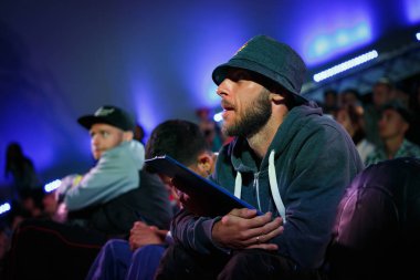 Odessa, Ukrayna-23 Ağustos, 2017: Red Bull BC bir Cypher break dans yarışması. Gençlik hip hop kültürü Yaz Festivali üzerinde break dans Şampiyonası