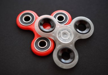 Parmak spinner oyuncak yatakları üzerinde. Süper popüler iplik aygıt. Topluca spinners ile oynarken zevk. Serin plastik Gadget eğlenmek için döner. Güzel mekanik karşı oyun