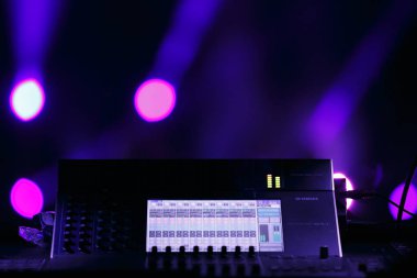 Odessa, Ukrayna - 21 Ağustos, 2017: profesyonel müzik festivali sahne aydınlatma denetleyici paneli parlak konser ışıklar açık arka plan ile. Topuzlar, fader, düzenleyiciler ile aydınlatma mühendis Mikser