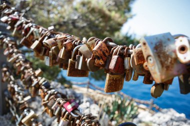 Hırvat Riviera tatil beldesinde zincire asılı çirkin paslı kilitler. Popüler gelenek Hırvatistan'da bir düğün günü kutlama zincir isimleri ile bir kilit koymak.Eski paslı metal güzel yazlık kirletır