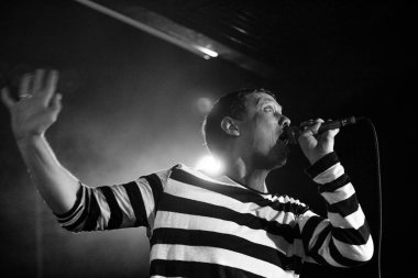 Moskova - 31 Mart, 2016: Rus rap şarkıcısı Vladimir Nigativ 16 ton gece kulübünde müzik albümü Nix Et Nox hediye olarak bilinen Afanasiev