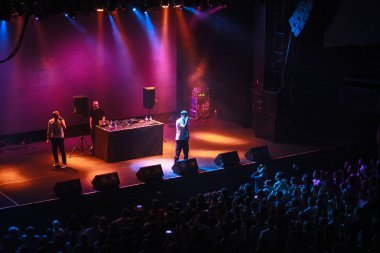 Moskova - 12 Haziran, 2016: kalabalık dancefloor Triada müzik konserinde Club.