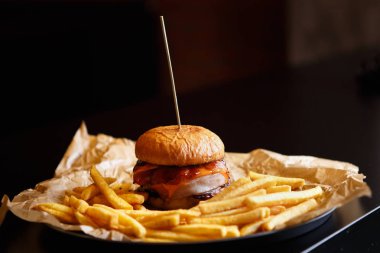 Hamburger biftek et pirzola ile fast food restoran tabakta servis