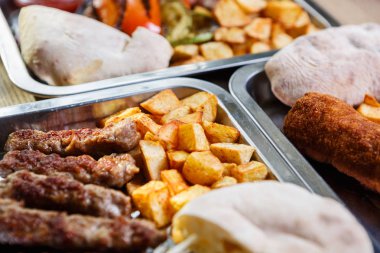 Fast food restoran menüde lezzetli geleneksel Sırp yemek keyfini çıkarın. Egzotik menü öğle yemeği için. Izgara Dana eti, kızarmış peynir ve kızarmış patates kafede görev yaptı. Gıda kompozisyon arka plan   