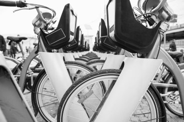 Tekerlekli Bisiklet Bisiklet Park yerinde kentsel sokak park. Bisiklet almak ve hızlı şehir sokaklarını binmek. Sağlıklı ve ekolojik taşımacılık. Yeşil ulaşım