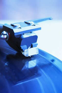 Vinil rekor müzik ile oynarken pikap. 