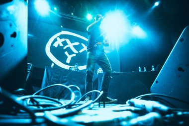 Moskova - 27 Ağustos, 2015: Oxxxymiron ve Johhny Rudeboy aka Ohra Yelawolf konserde ısınma