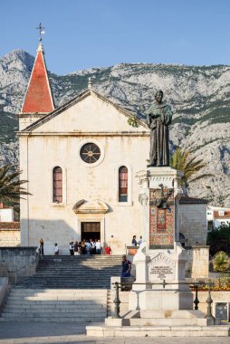 Makarska, Hırvatistan - 23 Haziran, 2017: heykel Andrija eski Fransisken kilisesi Slav merkezi City Makarska Riviera yakınındaki Kacic.