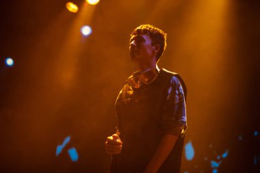 Moskova - 2 Eylül, 2016: büyük hip hop konser rapçi Yung yalın gece kulübü. Ünlü rap şarkıcısı sahnede şarkı söylüyor.