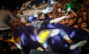 Moskova-4 Kasım 2016: gece kulübünde kalabalık dans pisti. Gece kulübünde büyük canlı müzik gösterisi. İnsanlar konserde eğleniriz. Festivalde büyük bir kalabalık. Favori şarkıcı popüler şarkı şarkı hayranları dalga el. Şişme minder üzerinde kalabalık sörf