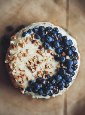 Yaban mersini kremsi Pie badem ile yakın çekim 