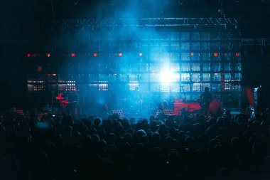 Moskova - 28 Şubat, 2015: popüler şarkıcı ve elektronik müzisyen Delfin Crocus müzik salonunun sahnede konser