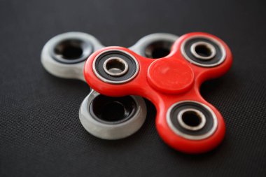 Parmak spinner oyuncak yatakları üzerinde. Süper popüler iplik aygıt. Topluca spinners ile oynarken zevk. Serin plastik Gadget eğlenmek için döner. Güzel mekanik karşı oyun