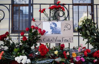 Moskova - 27 Kasım, 2016: Cumhuriyet Cuba.People Büyükelçiliği çiçeklere anıtla yas Küba başkanı Fidel Castro ölümü üzerine. Cenaze milliyetçi komünist politikacı ve devrimci
