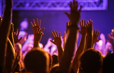 Moskova - 3 Ağustos, 2017:Concert rap grubu Onyx. Hip hop müzik hayranları en sevdiğim müzisyen Sahne Alanı'nda ayarla kadar el koymak. Konser izleyici gece kulübü gösterisinde tadını çıkarın. Parti insanlar rave