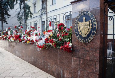 Moskova - 27 Kasım, 2016: Cumhuriyet Cuba.People Büyükelçiliği çiçeklere anıtla yas Küba başkanı Fidel Castro ölümü üzerine. Cenaze milliyetçi komünist politikacı ve devrimci
