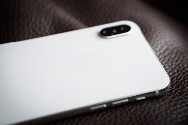 Mariupol, Ukraine-25 Ekim, 2017: Yeni Iphone X smartphone modelinde kapatın. Modern Iphone 10 hareket eden telefon aygıt