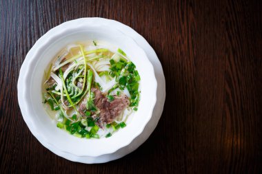 Lezzetli Vietnam geleneği restoran yemek pho bo çorba. Doğal egzotik yemek menüsü. Lezzetli Asya sıcak yemek sığır eti ve erişte ile kasede servis. Kopya alanı