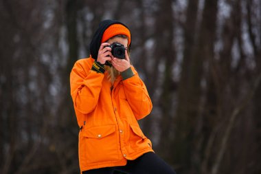 Kyiv, Ukrayna-3 Şubat, 2018: profesyonel fotoğrafçı kız fotoğraf fotoğraf makinesi ile Nikon DSLR kamera aşırı kış sporları rekabet üzerinde snowboard parkı Goloseev Kayak parkı açılışı