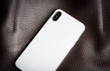 Mariupol, Ukraine-25 Ekim, 2017: Yeni Iphone X smartphone modelinde kapatın. Modern Iphone 10 hareket eden telefon aygıt