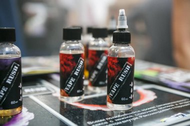 Moscow - 9 Aralık, 2016: Uluslararası Vape Expo.Very popüler modern elektronik sigara sıvı dolum. E-sıvı, e-suyu Satılık plastik şişe kap içinde. ELiquid, ejuice için vaping aygıt becerikli alet, buharlaştırıcı ve vape güvenli bir şekilde doldurun. Hiç nikotin
