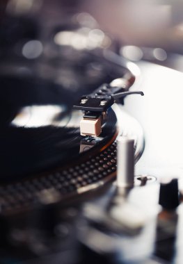 Pikap vinil plak çalar, analog ve dijital müzik Dj için analog ses teknolojisi. Yakın, makro için profesyonel stüdyo cihazları