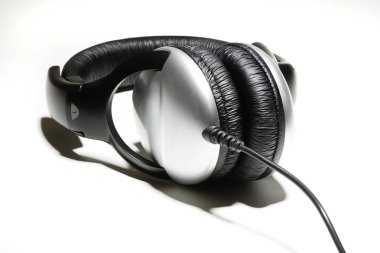 bas stereo kulaklık beyaz yüzeyi kapalı