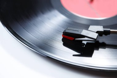 Retro hippi müzik çalar. Vintage elektronik aygıt dinleme vinil kayıtlar için.