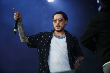 Moskova-21 Temmuz 2017: ünlü rap sanatçısı Scriptonite, Gazgolder canlı açık hava müzik festivalinin sahnede şarkı söyler. Hip hop şarkıcı büyük konser açık sırasında sahnede canlı set performans