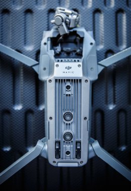 Kiev, Ukrayna-20 Nisan: kırık ile DJI indeks işlem Mavic Pro video kamera gimbal. Quadro helikopter aygıtın reapirs kazadan sonra gerekli. Profesyonel hava dron yeni yedek parçaları ile düzeltilmesi gerekir 